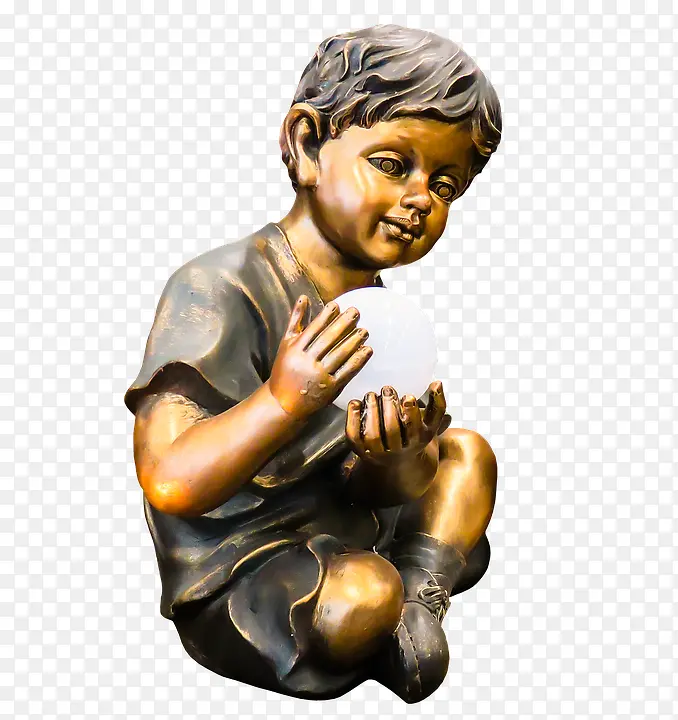 抱着球的小男孩雕塑