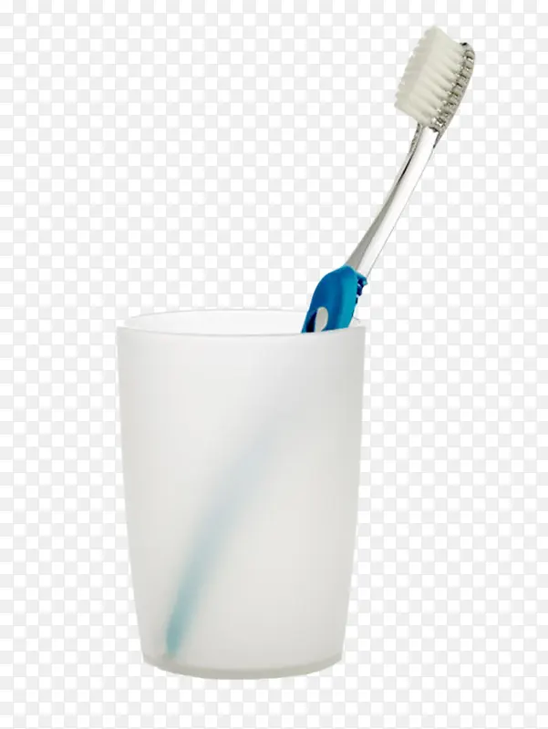 白色塑料杯子里的蓝色牙刷实物