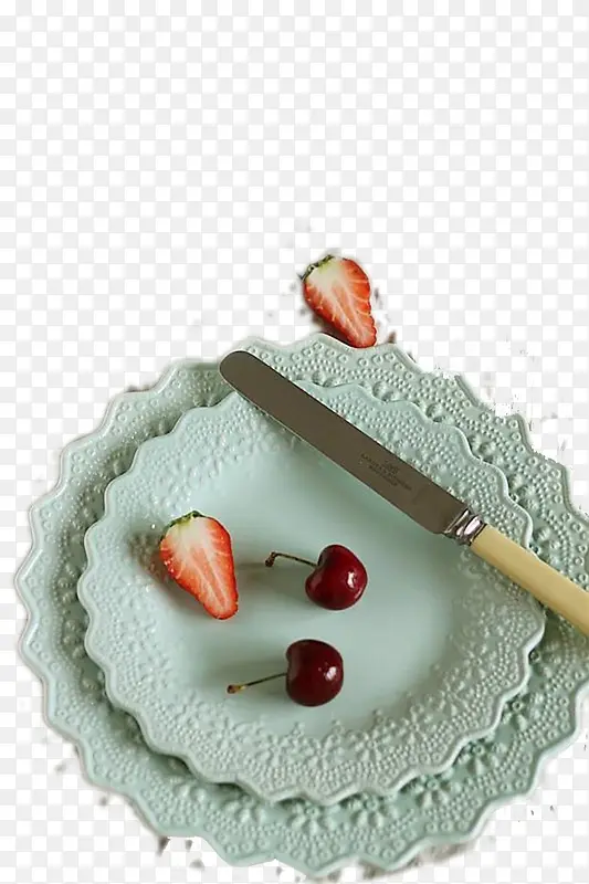 蓝色陶瓷盘子草莓樱桃