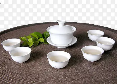 桌上的绿色茶叶和盖碗茶