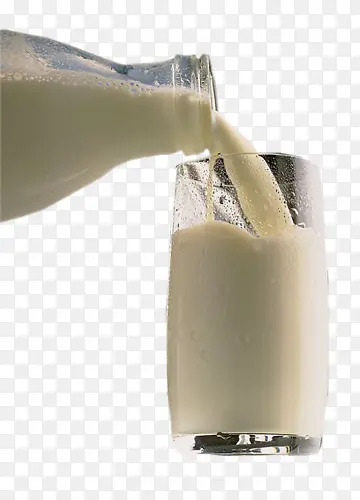 倒入杯中的牛奶
