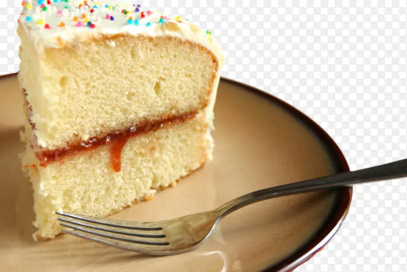 碟子里的叉子和奶油糖浆蛋糕
