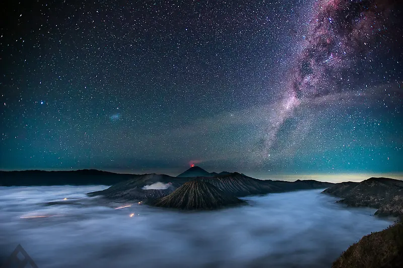 火山喷发蓝天火光