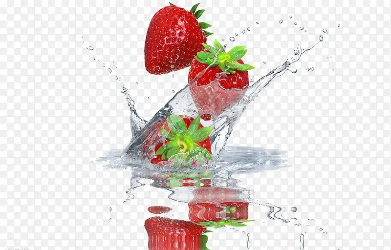 漂浮在水中的草莓