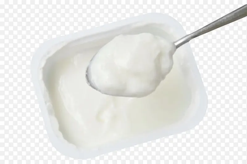 舀着白色酸奶的不锈钢汤勺实物