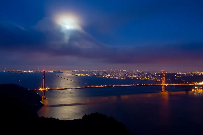 蓝色夜景月亮海面跨海大桥高清摄影