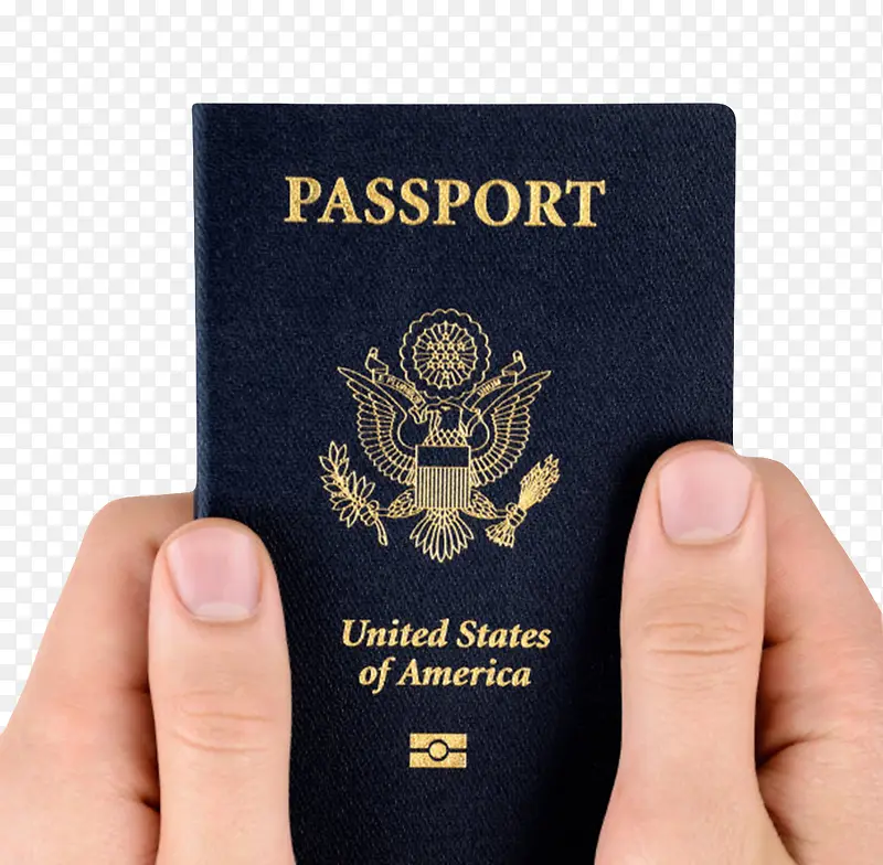 手拿着黑色封面的美国护照实物