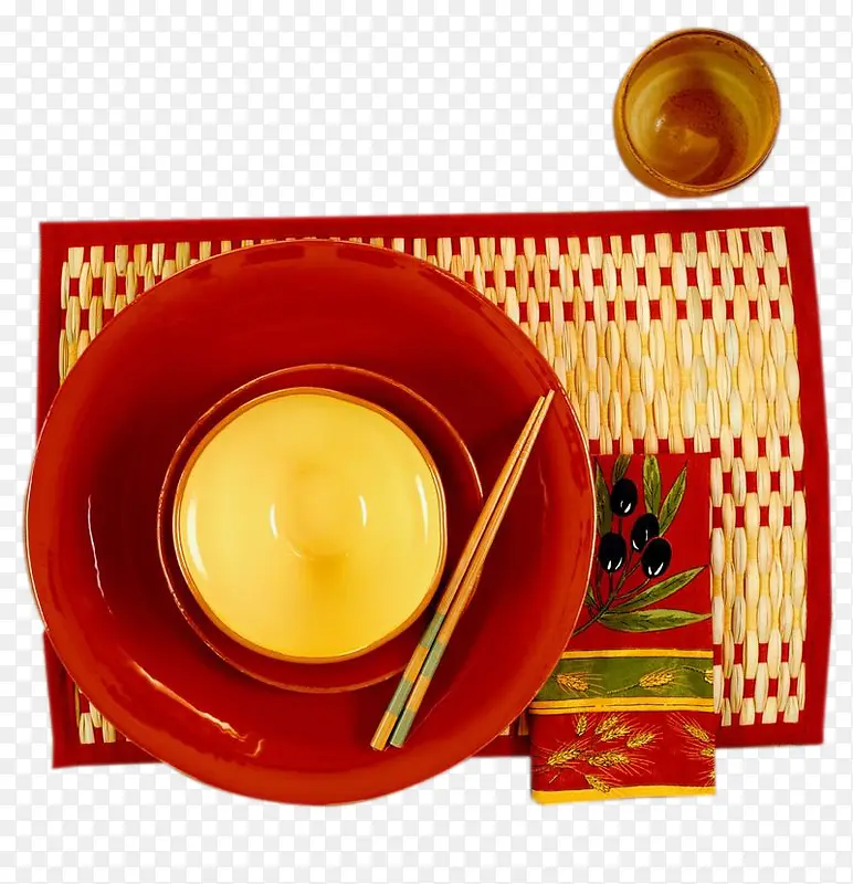 红色碗内的筷子和黄色美食