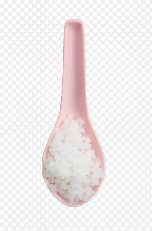 粉色瓷勺里的粗盐