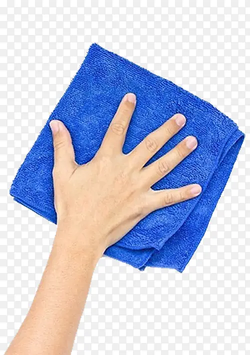 手拿着一个洗车毛巾