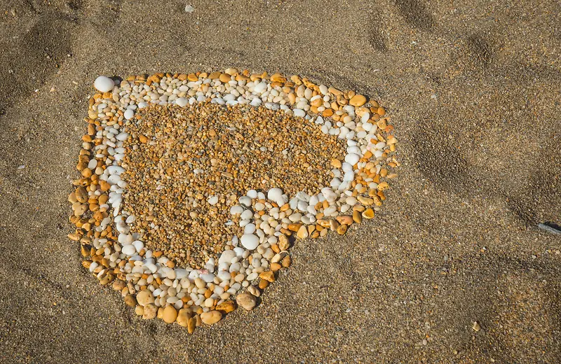 沙滩上的心形石头