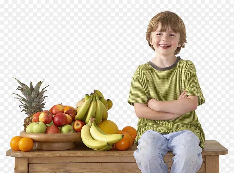 水果中微笑着的小男孩