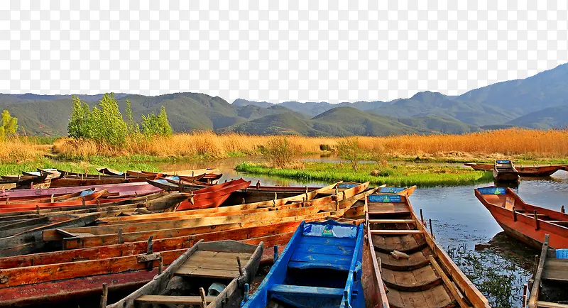 泸沽湖岸边的木船