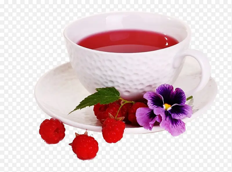 一杯花茶配浆果花朵