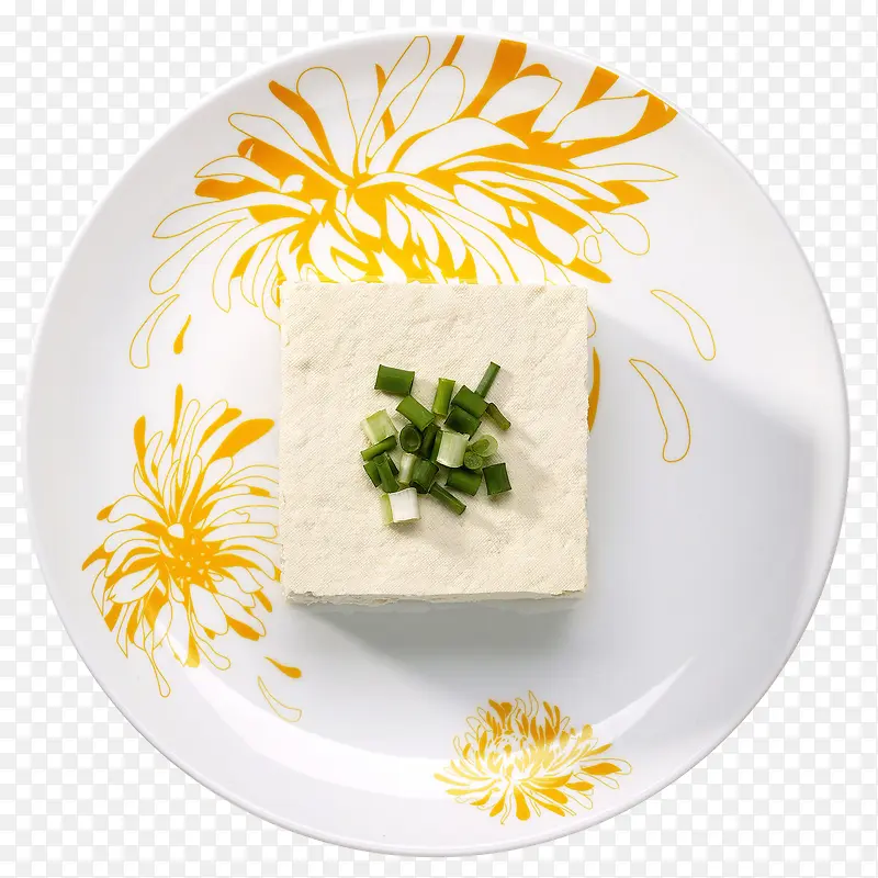 白色彩绘盘子里的方形豆腐