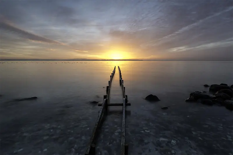 夕阳云彩平静的海面