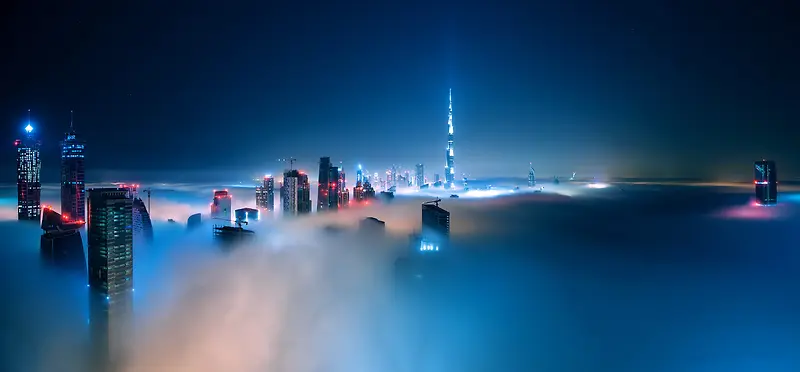 云雾环绕中的夜城