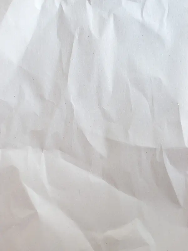 白色褶皱纸张