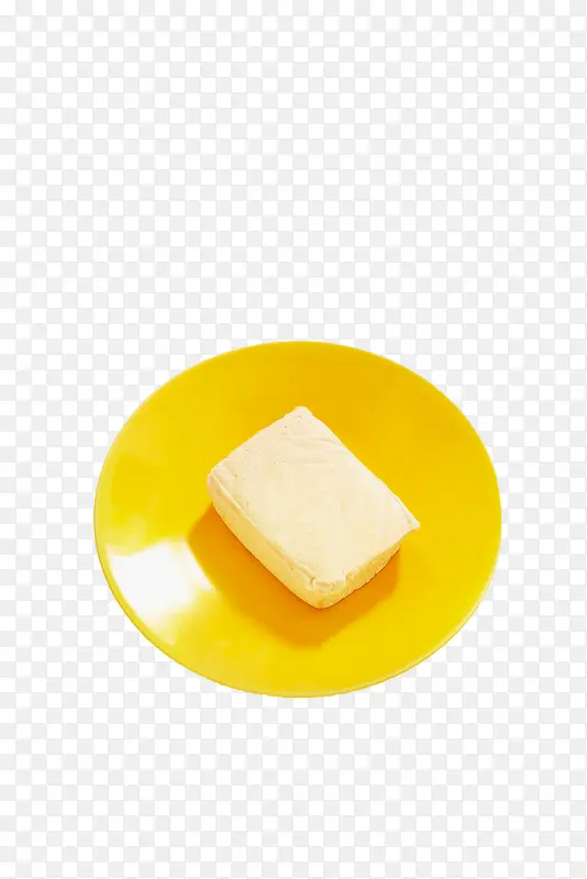 手绘黄色盘子上的嫩豆腐