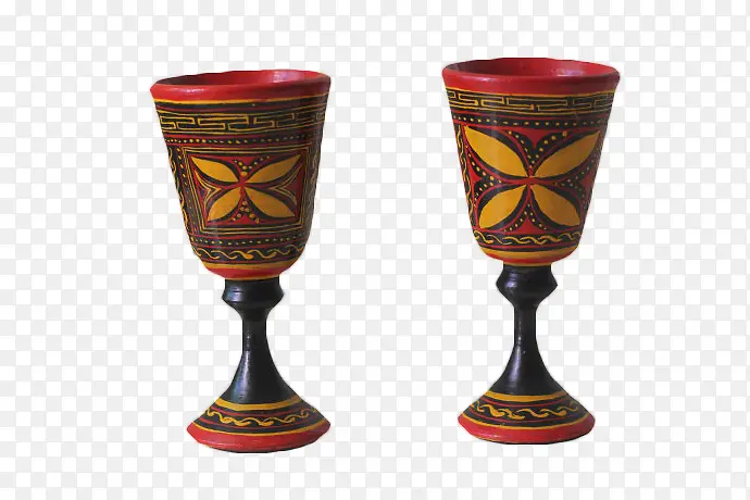 两个彝族花纹的酒杯