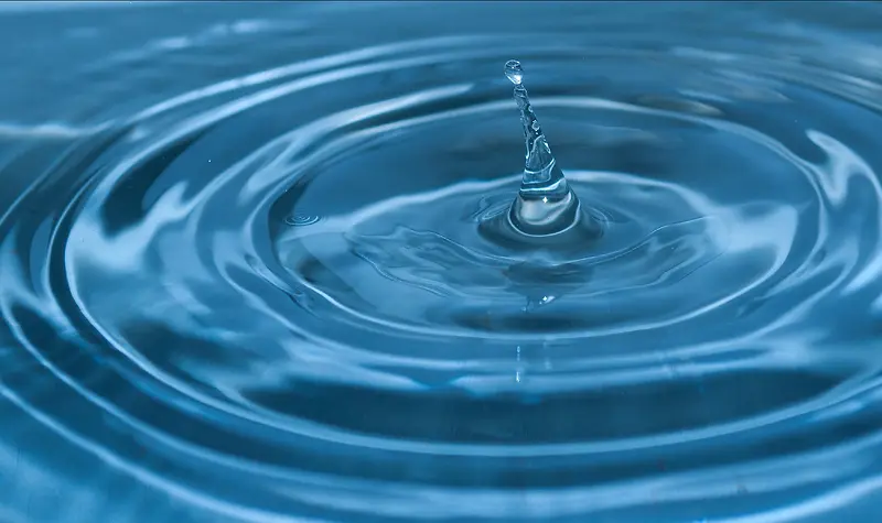 蓝色水滴溅落瞬间水花