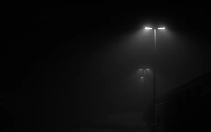 黑色夜晚灯光街道