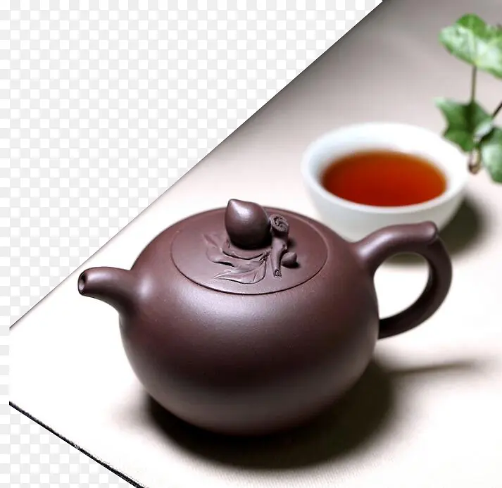 桌子上的茶壶和茶
