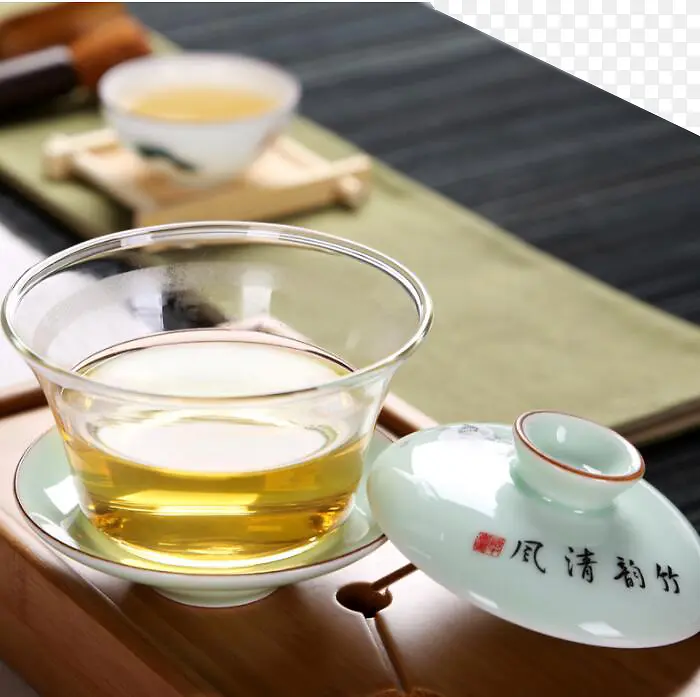 桌上的茶具透明茶杯和茶水