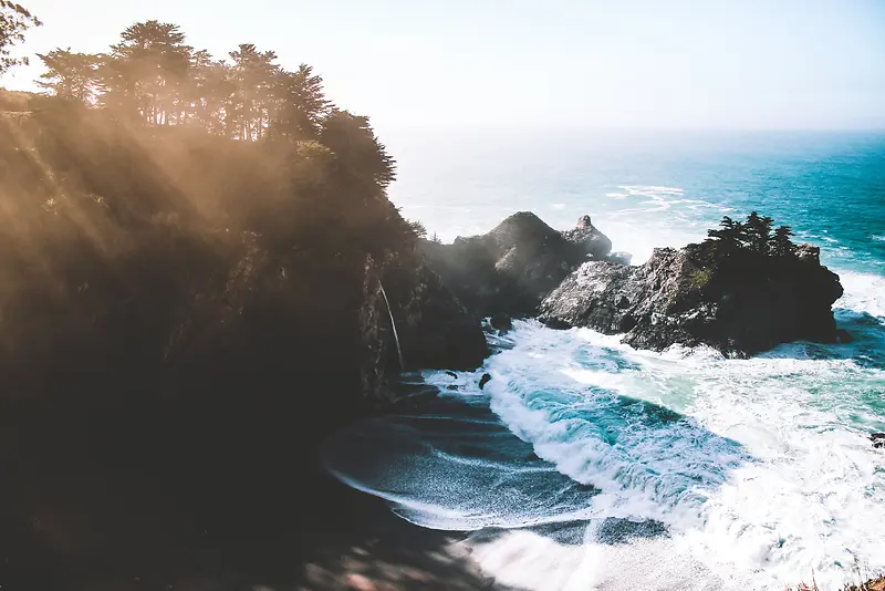 海浪冲击的岸边海报背景