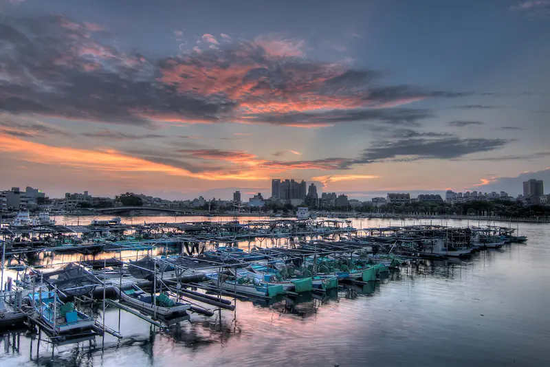 港口码头城市黄昏摄影图