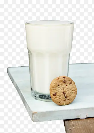 桌子上的牛奶盒饼干