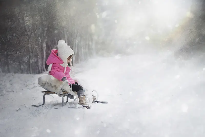 大雪纷飞中的小女孩海报背景