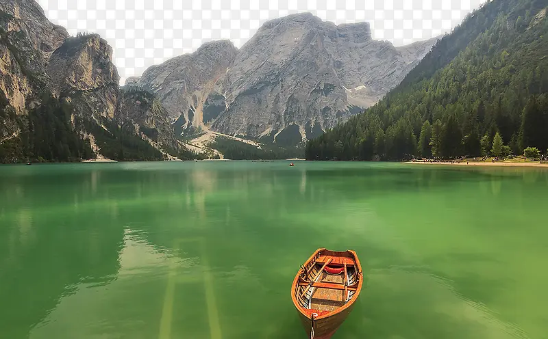 碧绿的湖水上小船