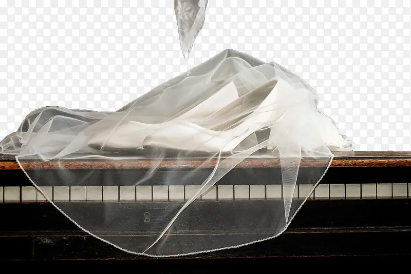 白色丝巾和钢琴