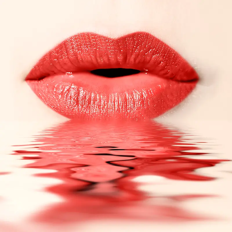 倒映在水中的红唇
