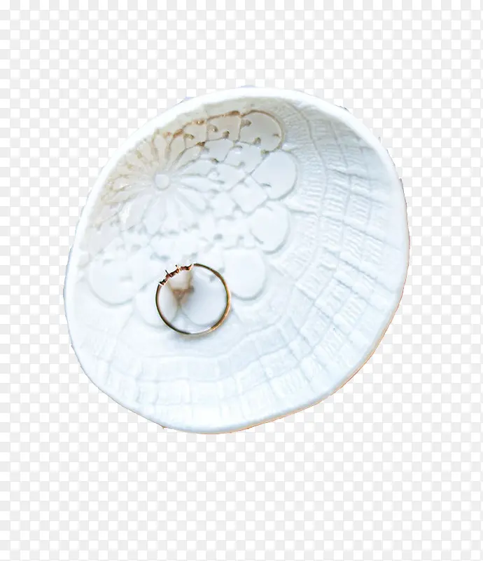 碟子里的戒指免抠素材图片