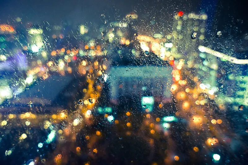 玻璃雨滴模糊城市海报背景