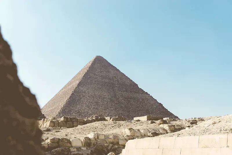 埃及金字塔顶端三角