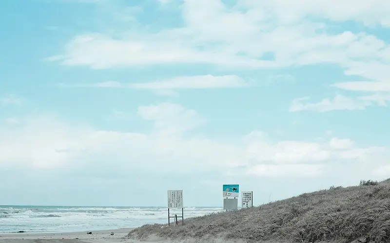 蓝天海浪土坡海报背景