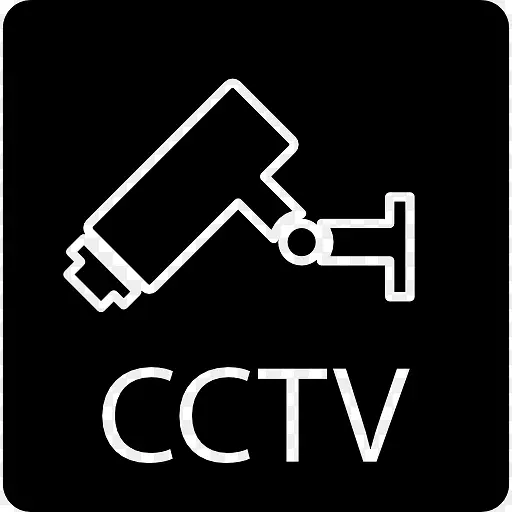 监控摄像头的轮廓在广场与央视字母图标
