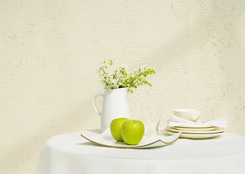 白色餐桌上的绿苹果海报背景