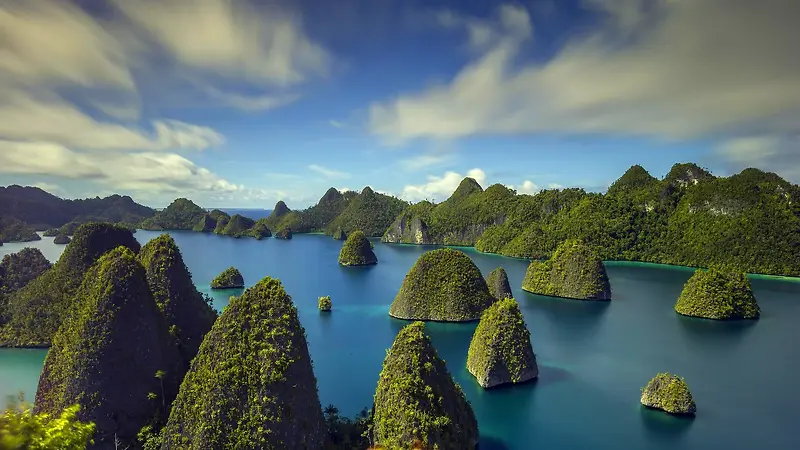 蓝天白云水中山海报背景