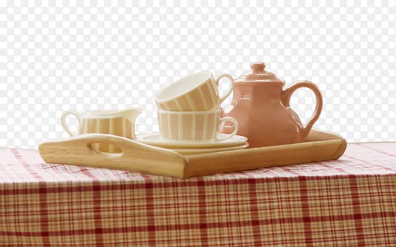桌子上的茶具
