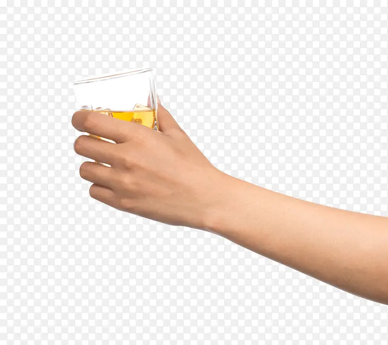 握着酒杯的手