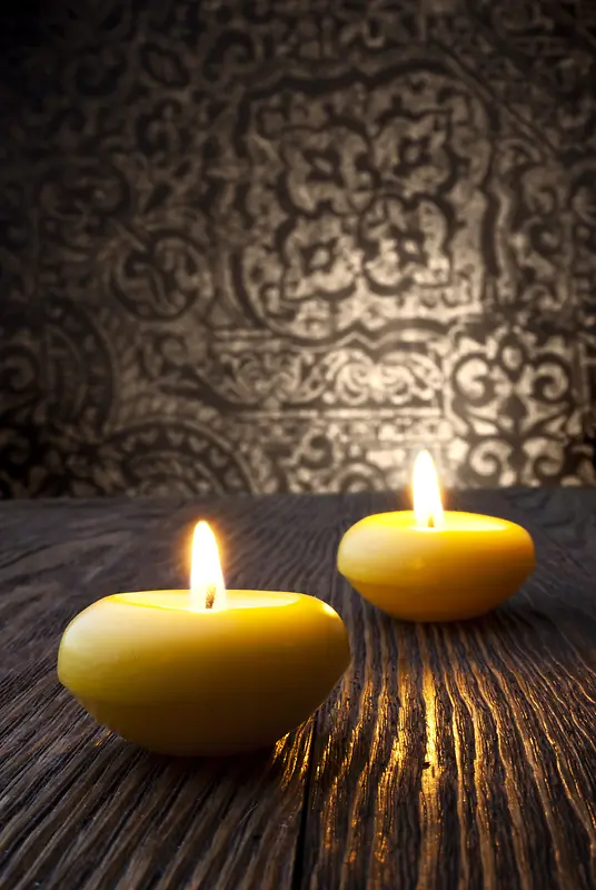 木板上的蜡烛
