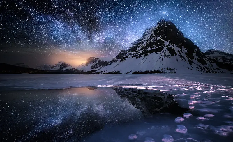 夜晚繁星深邃山峰湖面