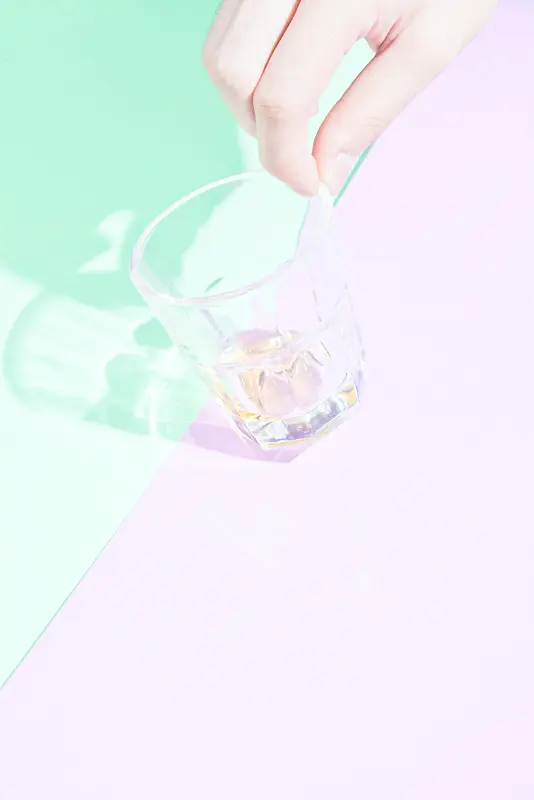 清新粉蓝色背景透明水杯