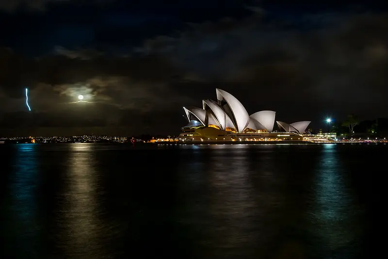 悉尼剧院海上漆黑倒影