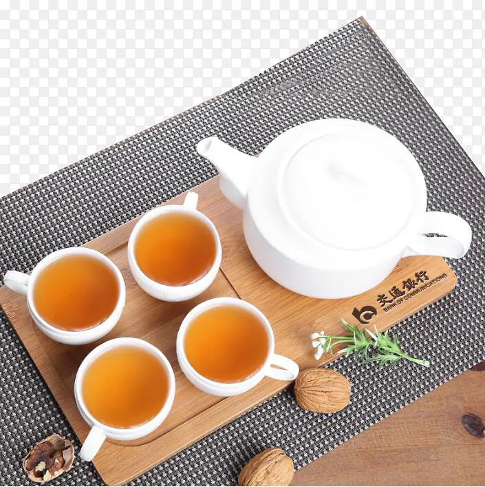 格子布上面的茶杯和茶
