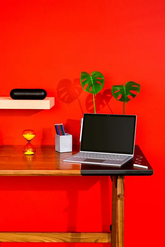 红色壁纸木质办公桌电脑海报背景